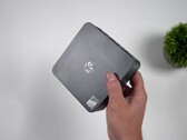 Mini komputer Beelink EQi 304 z procesorem Intel Wildcat Lake pokazany w dłoni, co podkreśla jego kompaktową konstrukcję oraz teksturowany panel górny.