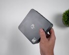 Mini komputer Beelink EQi 304 z procesorem Intel Wildcat Lake pokazany w dłoni, co podkreśla jego kompaktową konstrukcję oraz teksturowany panel górny.