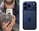 Porównanie obok siebie przedstawiające domniemaną jednostkę testową iPhone'a 17 Pro sfotografowaną publicznie (po lewej) i zbliżenie tego samego prototypu w niebieskiej obudowie rozwojowej (po prawej), z nowym układem tylnej kamery. (@Skyfops na X , wcześniej Twitter)