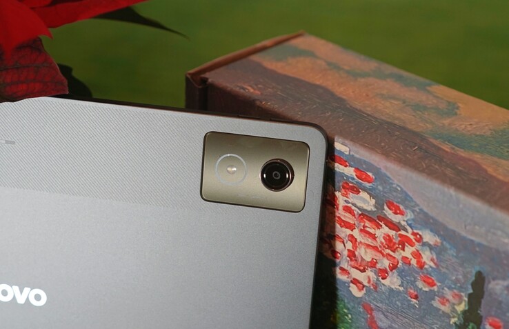 Tylny aparat 13 MP tabletu Lenovo Idea Tab Pro działa dobrze w dobrych warunkach oświetleniowych.