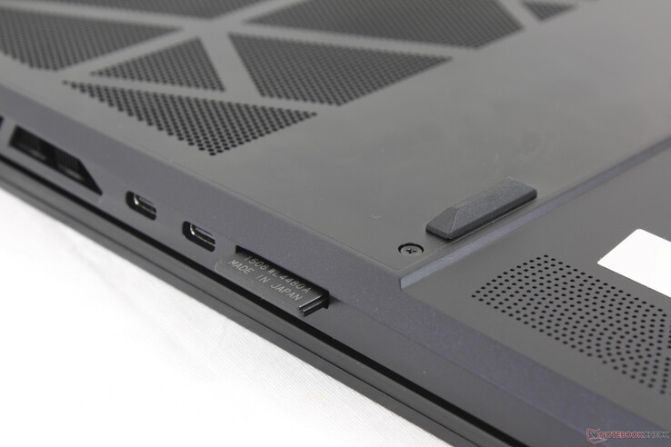 Czytnik kart SD nie jest sprężynowy