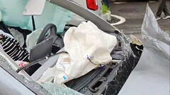 Pasażerowie Tesli wyszli względnie bez szwanku po wielokrotnych dachowaniach (zdjęcie: zhongwen2005/X)