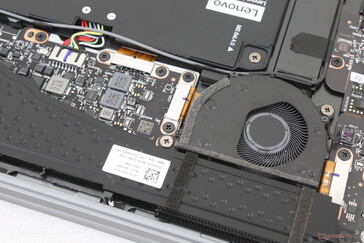 Rozwiązanie chłodzące jest mniejsze niż w większości innych laptopów, co prowadzi do ogólnie wyższych temperatur