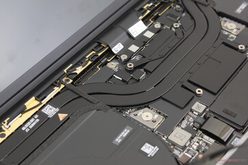 Pamięć RAM jest wlutowana i nie można jej rozbudować przez użytkownika