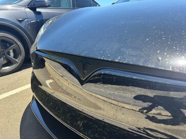 Nowy Model S posiada kamerę w przednim zderzaku i oświetlenie otoczenia.