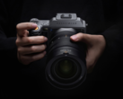 Nowy aparat Hasselblad X2D II 100C (na zdjęciu) jest wyposażony w funkcję ustawiania ostrości wspomaganą przez LiDAR i nowy iluminator AF, który działa również jako wskaźnik samowyzwalacza. (Źródło zdjęcia: Hasselblad)