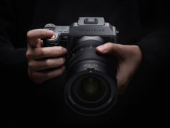 Nowy aparat Hasselblad X2D II 100C (na zdjęciu) jest wyposażony w funkcję ustawiania ostrości wspomaganą przez LiDAR i nowy iluminator AF, który działa również jako wskaźnik samowyzwalacza. (Źródło zdjęcia: Hasselblad)