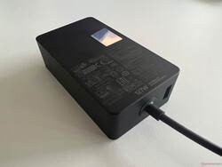 127-watowy zasilacz z dodatkowym portem USB-A (do 5 W)