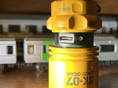 Port USB latarki EDC można zakryć w celu zapewnienia ochrony