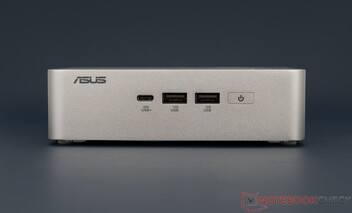 Asus NUC 15 Pro+ - złącza z przodu