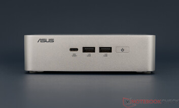 Asus NUC 15 Pro+ - złącza z przodu