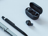 Słuchawki douszne Sony WF-C710N w kolorze czarnym. (Źródło obrazu: Sony)
