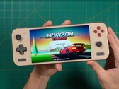 Russ z Retro Game Corps trzyma Ayaneo Pocket S2, wyświetlając ekran tytułowy Horizon Chase i prezentując wyświetlacz urządzenia oraz jego ergonomiczną konstrukcję. (Źródło zdjęcia: Retro Game Corps)