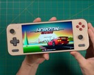 Russ z Retro Game Corps trzyma Ayaneo Pocket S2, wyświetlając ekran tytułowy Horizon Chase i prezentując wyświetlacz urządzenia oraz jego ergonomiczną konstrukcję. (Źródło zdjęcia: Retro Game Corps)