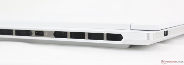 Tył: HDMI 2.1, zasilacz sieciowy