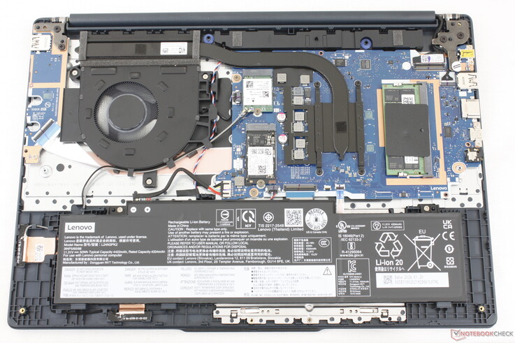 Płyta główna komputera IdeaPad Slim 3 15IWC11 wyposażona jest w gniazdo na dysk SSD M.2 2280 z możliwością rozbudowy, moduł sieci bezprzewodowej M.2 oraz tylko jedno gniazdo SODIMM dla pamięci DDR5