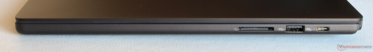 Prawa strona: czytnik kart SD (SD-Express 7.0), USB-A 3.2 Gen. 2 (10 Gbps), USB-C 4.0 (40 Gbps, DisplayPort, Power Delivery)