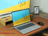 Recenzja laptopa HP EliteBook 865 G10 - Wydajny laptop biznesowy zrujnowany przez Sure View