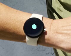 Oczekuje się, że zegarek Google Pixel Watch wkrótce otrzyma funkcję wykrywania wysokiego ciśnienia krwi, podobnie jak zegarek Apple. (Źródło obrazu: Google)