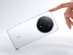 Honor Magic 8 Pro posiada teleobiektyw 200 MP &quot;Ultra Night&quot;. Na zdjęciu: telefon w kolorze białym (źródło zdjęcia: Honor)