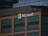 Budynek biurowy Microsoft z logo firmy (źródło zdjęcia: Simon Ray/Unsplash)