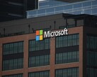 Budynek biurowy Microsoft z logo firmy (źródło zdjęcia: Simon Ray/Unsplash)