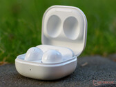 Galaxy Buds FE przypominają Galaxy Buds2, na zdjęciu. (Źródło obrazu: Notebookcheck)