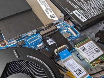 Niezajęte dodatkowe gniazdo M.2 obsługuje tylko krótsze dyski SSD 2242