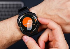 Samsung Galaxy Watch może w przyszłości zablokować niektóre funkcje za paywallem. (Źródło zdjęcia: Daniel Romero)