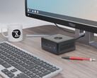 Cena Nano Pro Gen 14 zaczyna się od 840 euro. Na zdjęciu: mini PC obok monitora, klawiatury, filiżanki i długopisu. (Źródło zdjęcia: Tuxedo)