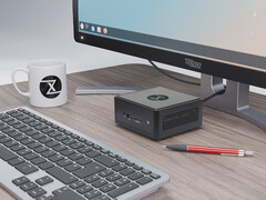Cena Nano Pro Gen 14 zaczyna się od 840 euro. Na zdjęciu: mini PC obok monitora, klawiatury, filiżanki i długopisu. (Źródło zdjęcia: Tuxedo)