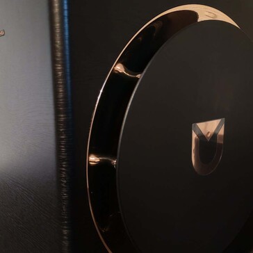 Konstrukcja subwoofera jest atrakcyjna wizualnie, a jednocześnie dyskretna (źródło obrazu: Notebookcheck)