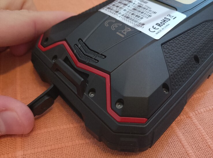 Port USB-C za klapką (źródło obrazu: Sergey Tarasov - Notebookcheck)