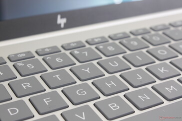 Klawisze są głośniejsze i bardziej klikające niż oczekiwano od budżetowego laptopa