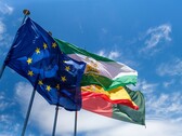 Flagi Unii Europejskiej powiewają na tle błękitnego nieba