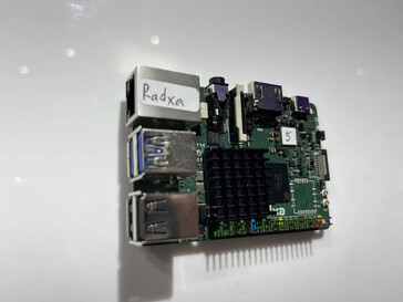 Dostępne są porty USB i Ethernet (źródło obrazu: Andreas Sebayang)