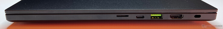 Prawa strona: czytnik kart microSD, USB-A 3.2 Gen.2 (10 Gb/s), USB-C 4.0 (40 Gb/s, DisplayPort 2.1, Power Delivery), HDMI 2.1, gniazdo Kensington Security Slot