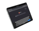 Tablet Juno Tab 4 13'' jest wyposażony w wiele portów oraz dwa wentylatory chłodzące.