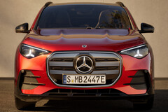 Nowy Mercedes GLA debiutuje jako pojazd elektryczny wyposażony w technologię 800 V, jednak ładowanie w stacjach szybkiego ładowania o napięciu 400 V wymaga zastosowania opcjonalnego wzmacniacza prądu stałego.
