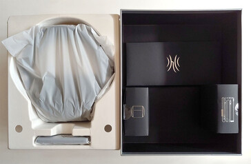 Słuchawki i nadajnik (po lewej), kable i torba (po prawej). (Źródło zdjęcia: Notebookcheck)