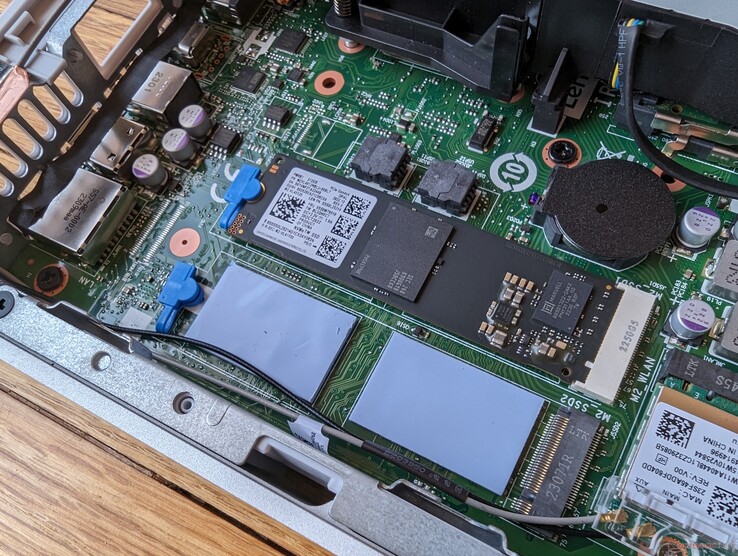 Dwa gniazda PCIe4 x4 NVMe. Podkładki termiczne dotykają dolnej części zasilacza w celu odprowadzania ciepła po złożeniu urządzenia z powrotem