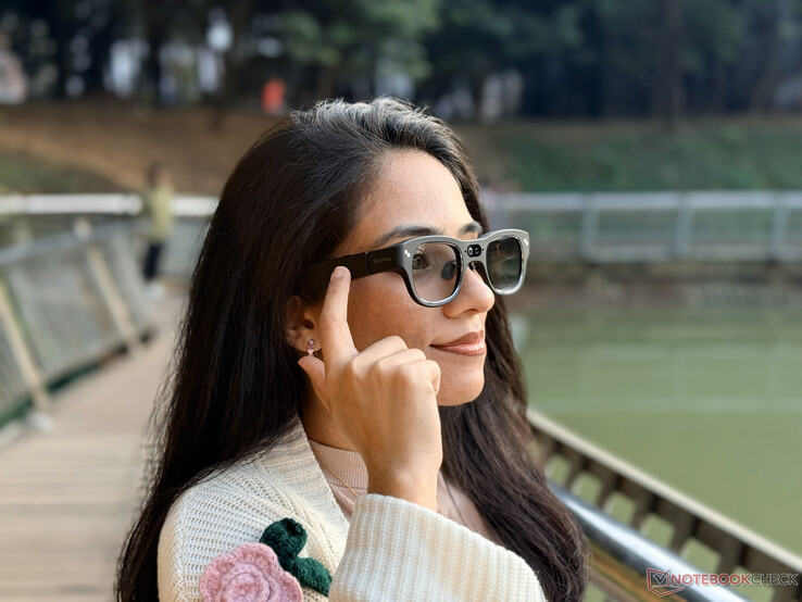 Widok z boku okularów AR