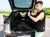 Tesla Model Y L - przegląd przestrzeni ładunkowej i pasażerskiej. (Źródło zdjęcia: GeekLaii/YT)