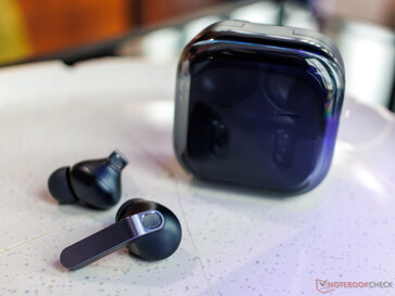 Przeprojektowana obudowa i metalowy wspornik słuchawek Buds 4 Pro