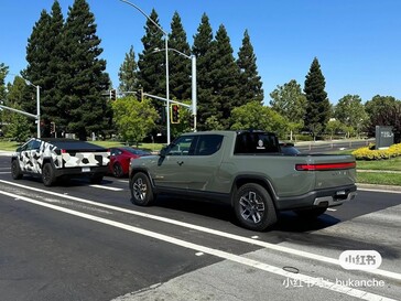 Rozmiar Cybertruck vs Rivian R1T