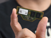 Moduł LPDDR5X CAMM2. (Źródło: iFixit via YouTube)