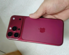 designerski model iPhone 18 Pro w kolorze ciemnej wiśni.