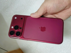 designerski model iPhone 18 Pro w kolorze ciemnej wiśni.