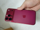 designerski model iPhone 18 Pro w kolorze ciemnej wiśni.