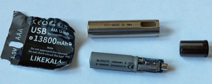 Po usunięciu folii plastikowej ujawniono ogniwo litowe o pojemności 180 mAh oraz obwód ładowania i ograniczania napięcia.